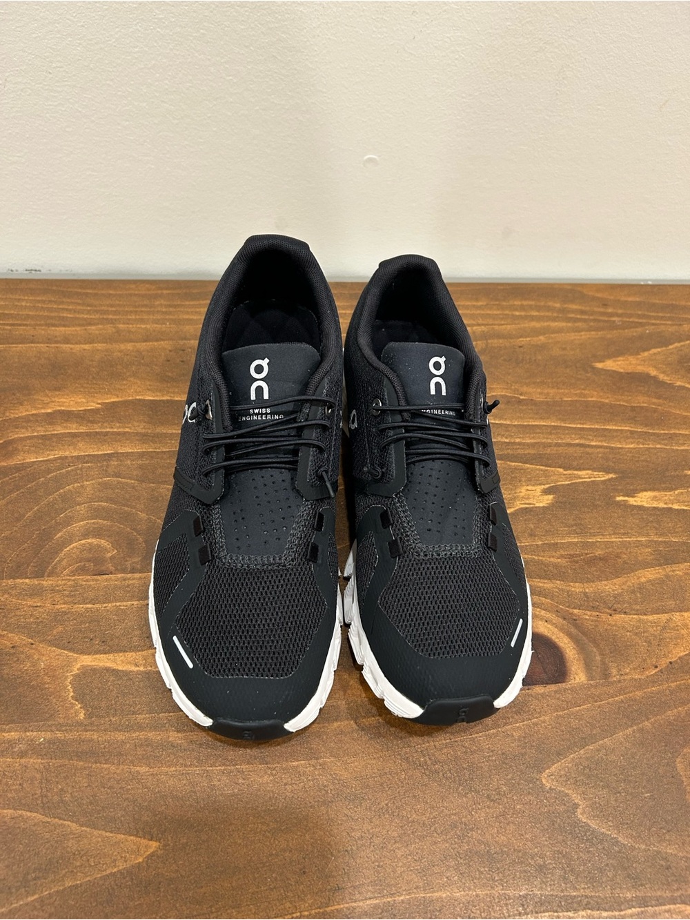 On Cloud 5 Black & White Sneaker.Women’s Size 8. EUC